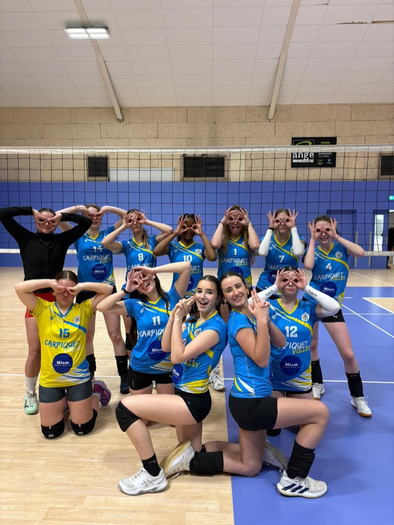 L’équipe ESC7 en maillots bleu clair, avec les bras levés et des lunettes dessinées avec les mains