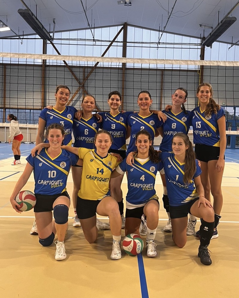 L’équipe ESC4 en maillots bleu et jaune, genoux au sol au premier rang, ballons devant elles